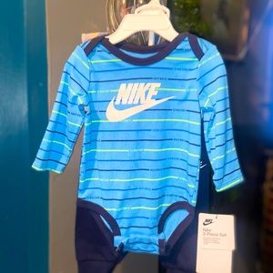 BRAND NEW/ NEVER WORN NIKE BABY 2 PIECE SET